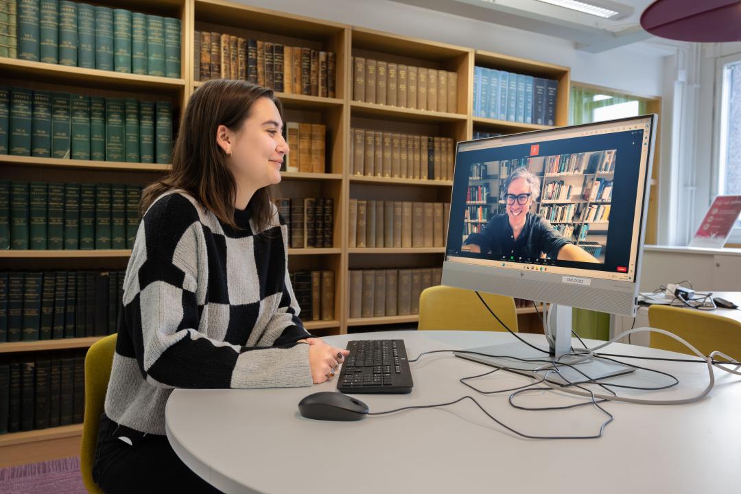 Student får handledning i Zoom